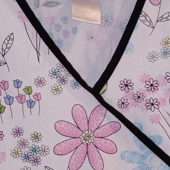 S. B. Scrub top size medium floral pattern - Picture 3 of 7